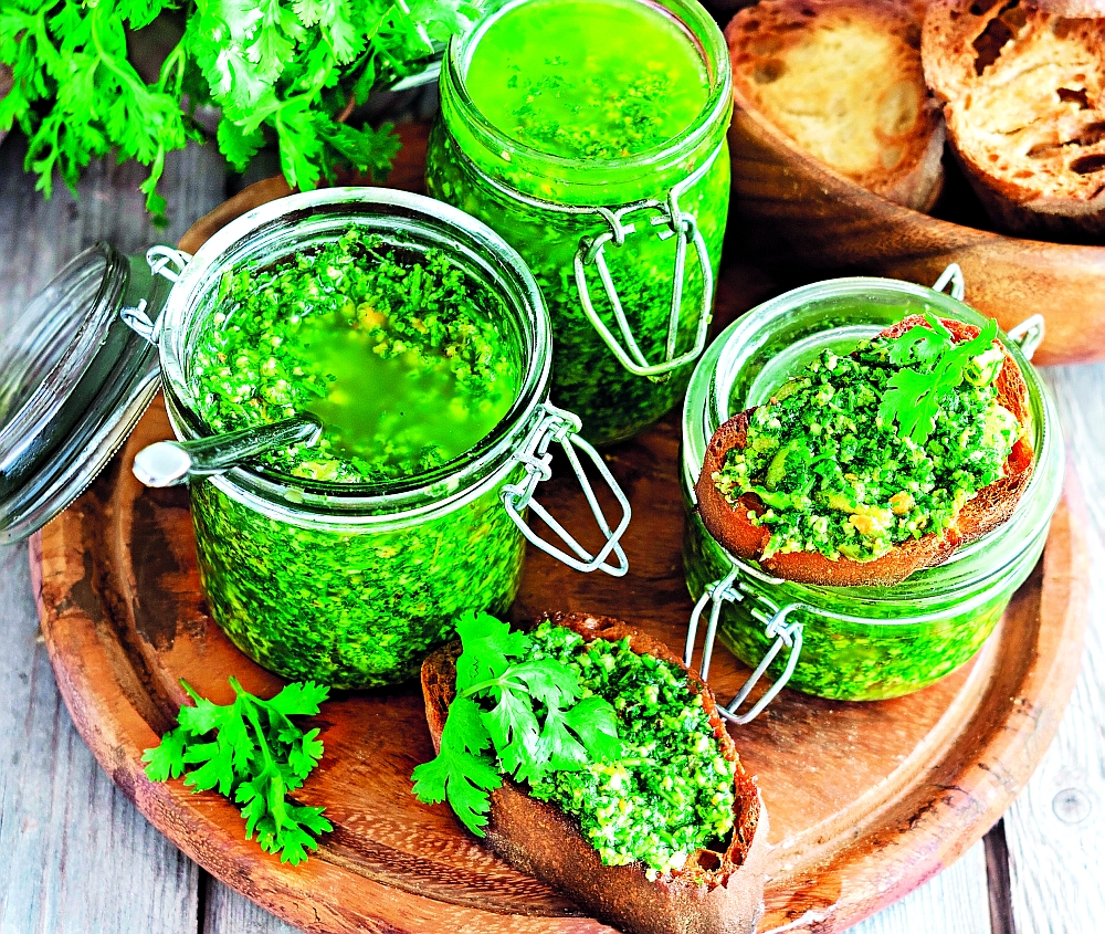 Bazalkové pesto se výborně hodí k těstovinám i masu.