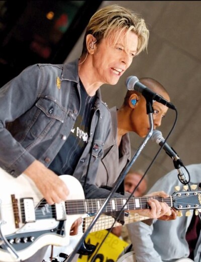 V patnácti letech se David Bowie porval o holku a přišel o oko!