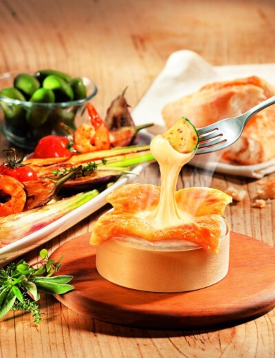 Barevný zeleninový talíř s dipem