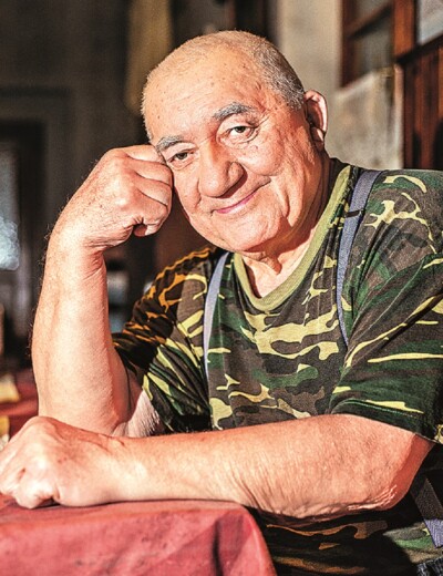Srstka doma hovoří se slepicemi