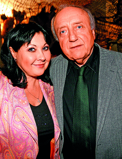 Dagmar Patrasová, Felix Slováček: SNAŽÍ SE MU ZAVDĚČIT?