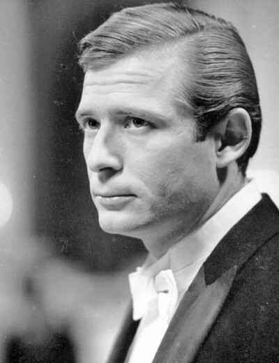 Ačkoliv se Jiří Kodet snažil vždy být na úrovni, vůči ženám se jako džentlmen nechoval.