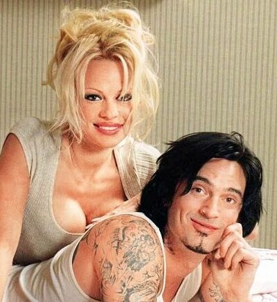 Místo podání ruky při seznámení Tommy Lee olízl Pamele Anderson obličej!