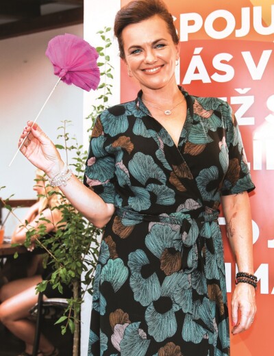 Manžel ji podezřele často rozmazluje