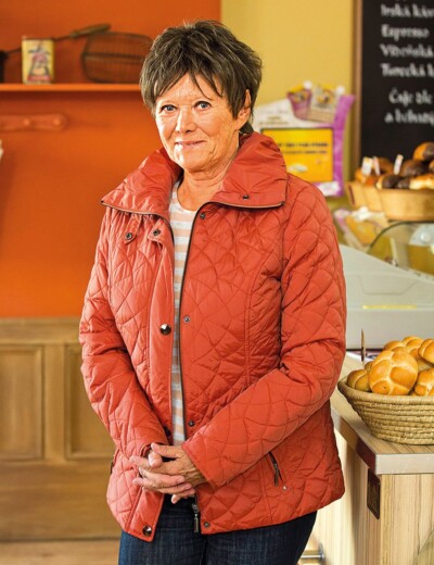 Osamělá herečka našla v seriálové Ulici rodinu