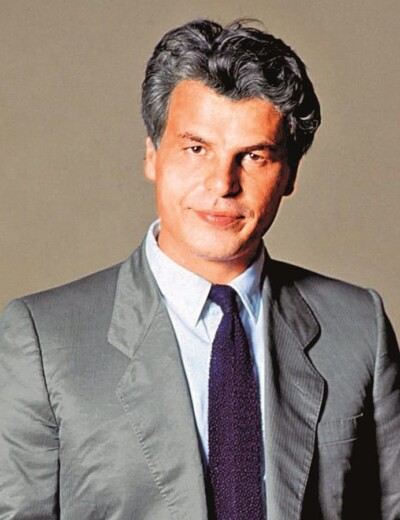 Pohledný Corrado má  krásné ženy rád