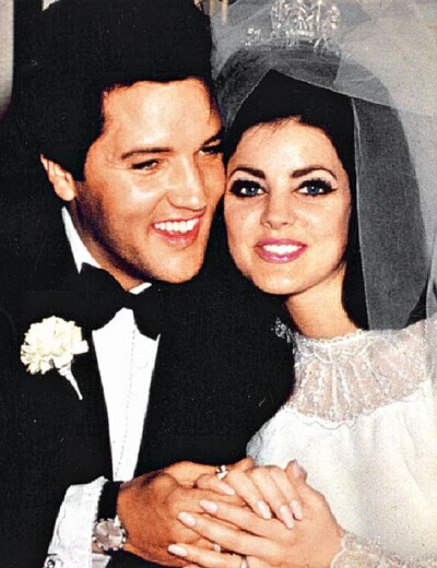 Při odchodu ze soudní síně se Elvis Presley a jeho žena drželi za ruce!
