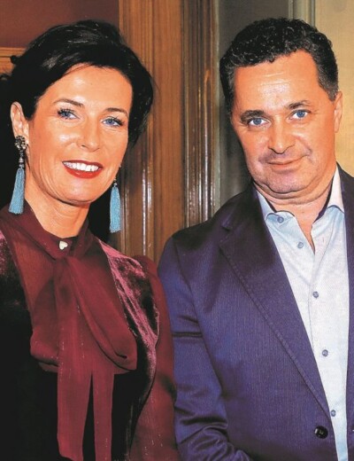 Buduje si zadní vrátka, ale co na to jeho žena?