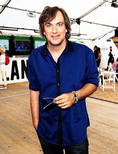 Začal pomáhat v nemocnici