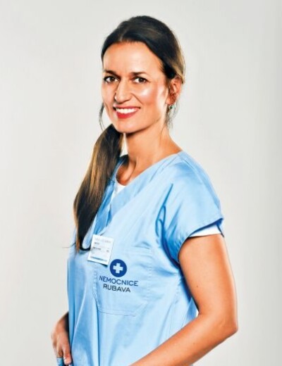 Dává manželovi lekci za jeho zálety?