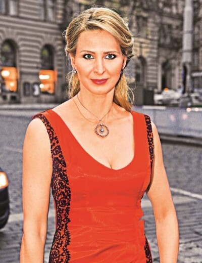 Podlehne vdova nenápadné léčce?