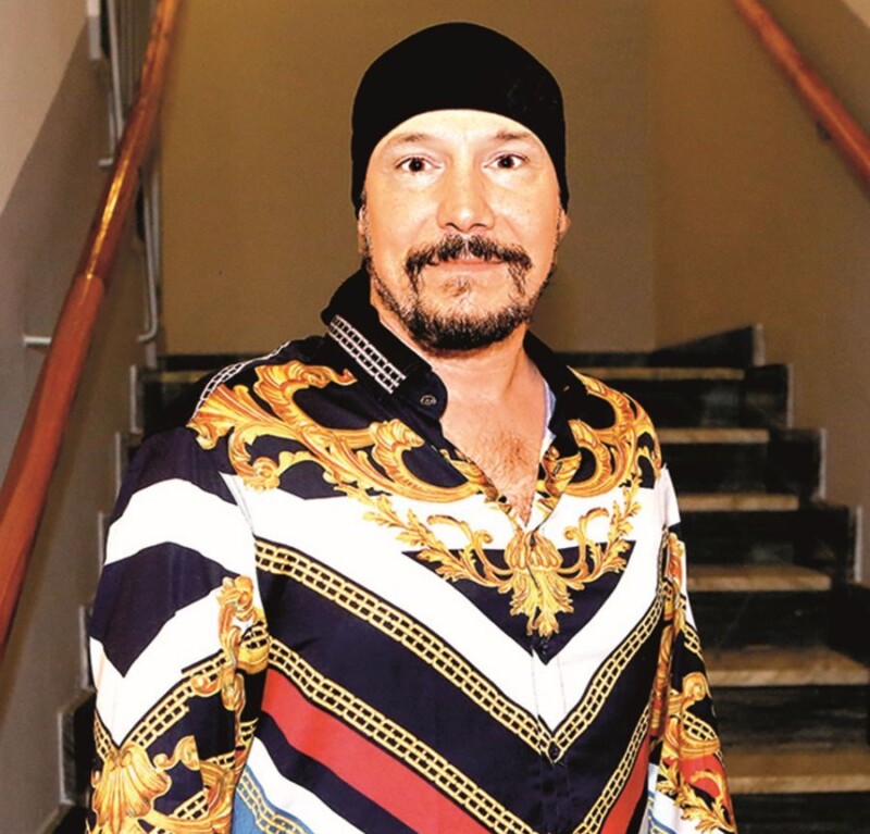 Využívá svoji manželku?