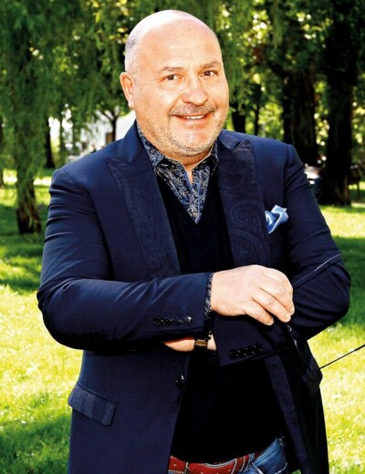 Nemanželskému synovi zazpíval na maturitním plese