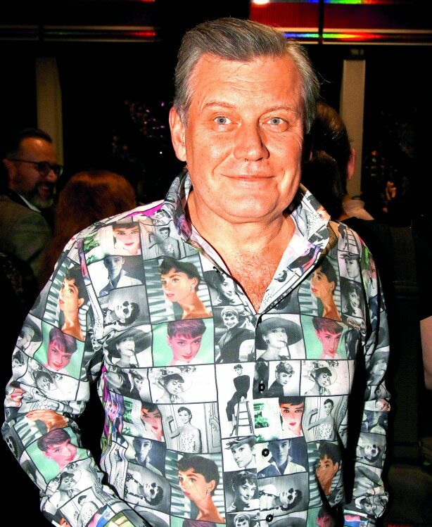 Role mu komplikuje život