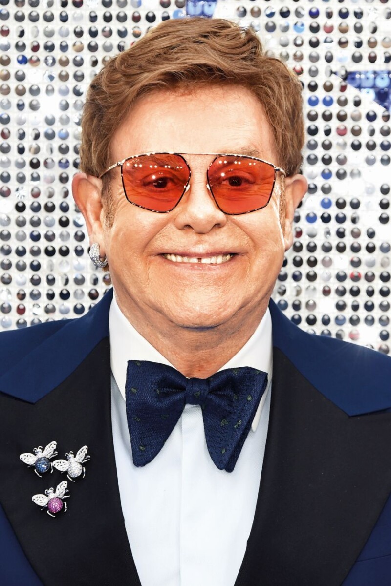 Proč je Sir Elton na vozíku a v roušce?