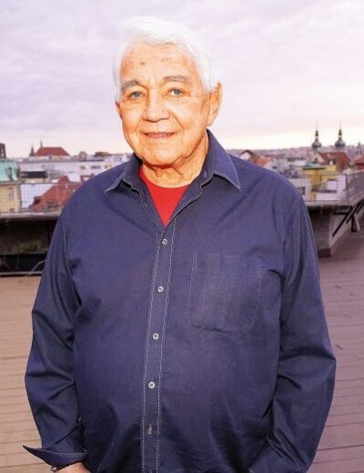 Nastěhoval si k sobě mladou milenku?