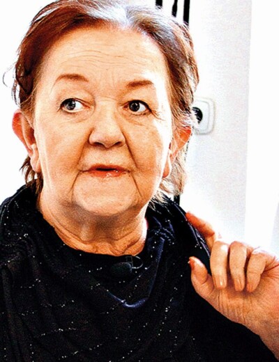 Sedí na obláčku a mává dolů dětem