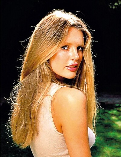 Kim Basinger dávno není plachá holka. Nebo už zase ano?