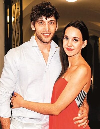 Unavuje už Tomeše manželčina žárlivost?