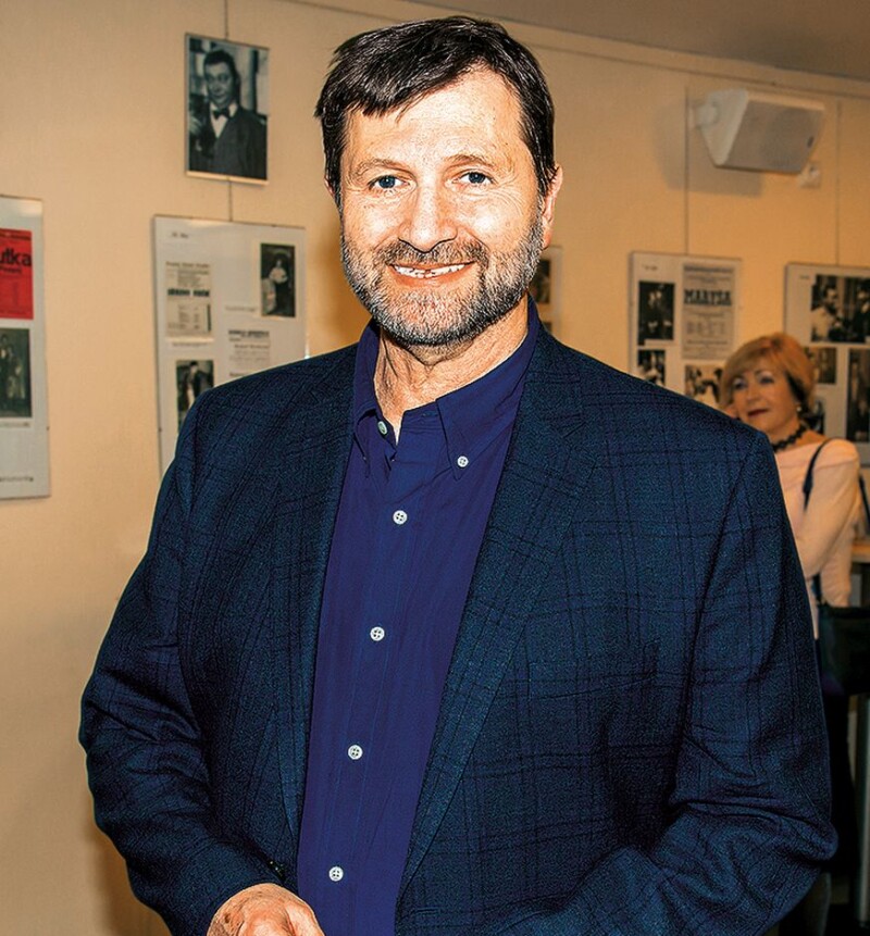 Z nesmělého mladého herce Jana Hrušínského se stal vážený pan principál