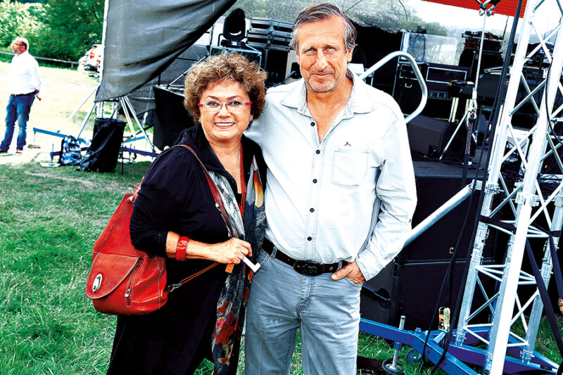 Boušková skončila v nemocnici, zatímco doma mají hrdinu!