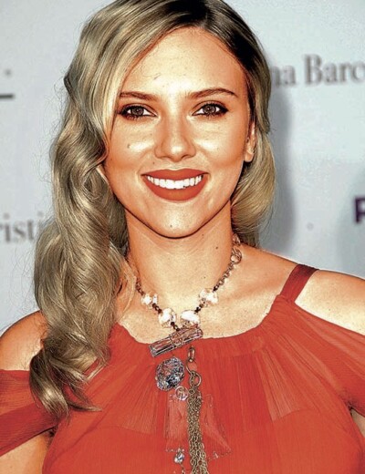 Líbačka s kolegou! Co na to manžel Scarlett Johansson?