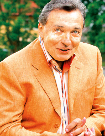 Božský Karel začínal v začouzených kavárnách
