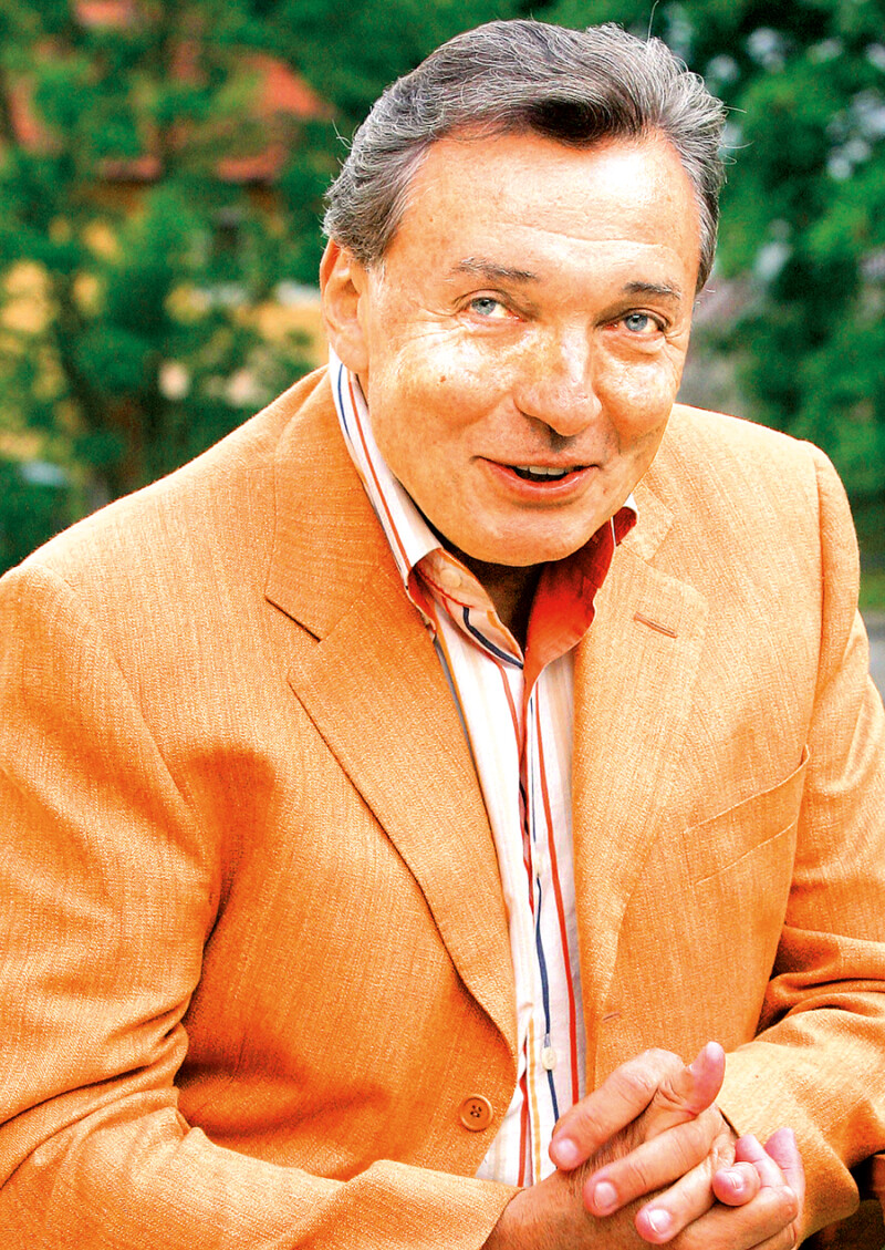 Božský Karel začínal v začouzených kavárnách
