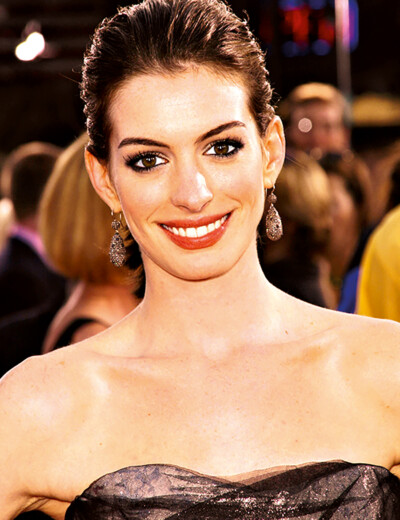 Prvního přítele Anne Hathaway zavřeli za podvod