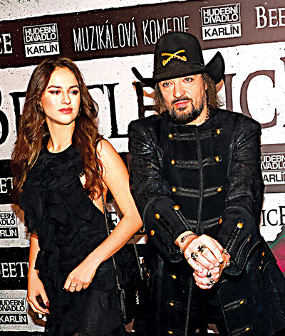 Kodym házel láhve na novináře