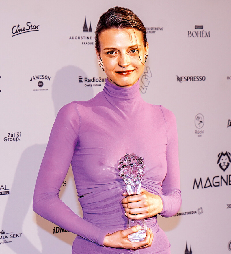 Chodí Lewandowská se dvěma muži najednou?