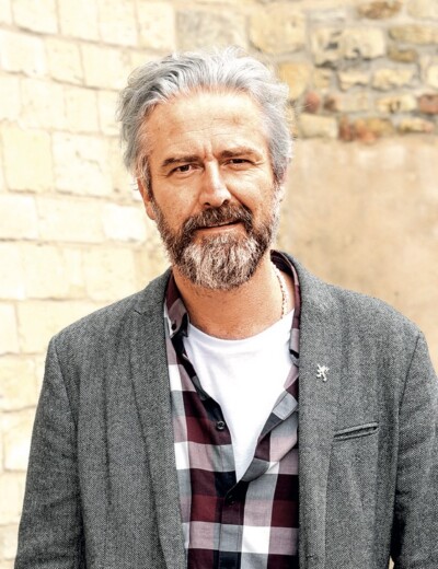 Zahrává si Zach se slečnami a jeho paní přivírá oči?