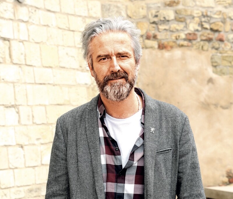 Zahrává si Zach se slečnami a jeho paní přivírá oči?