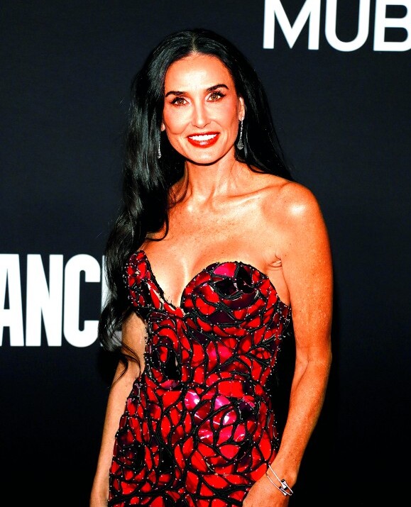 Divoký flirt Demi Moore se ženáčem!