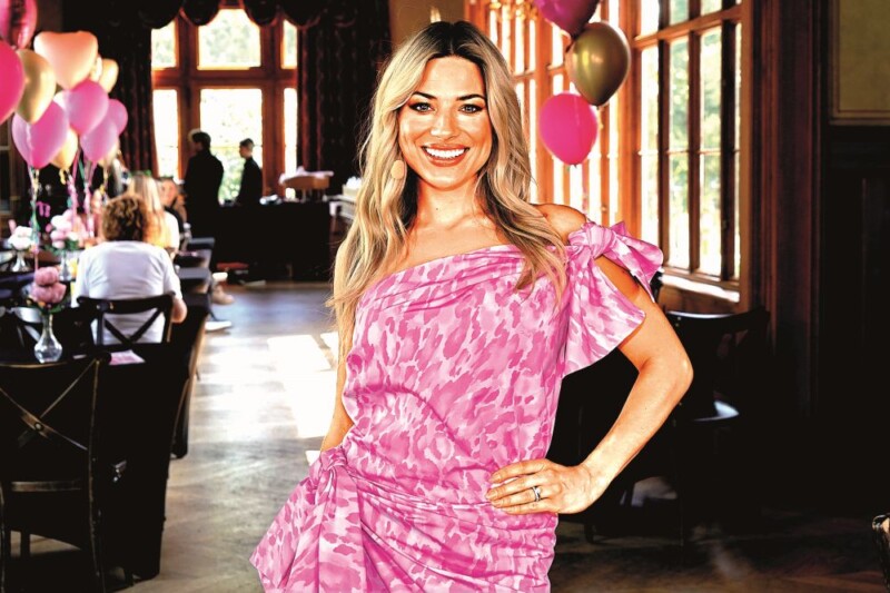 Snaží se Perkausovou ohromit luxusem?