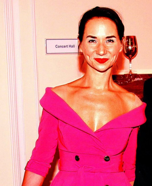 Zhroucenou a zoufalou Novákovou musí muž utěšovat?