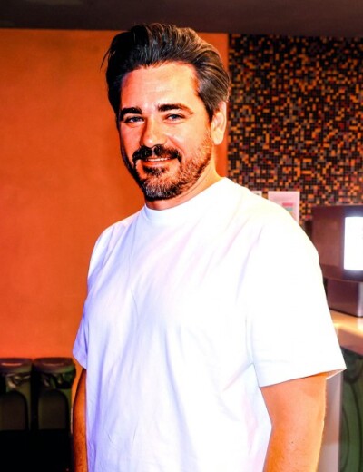 Kotkova farma roste, rodina se mu hroutí