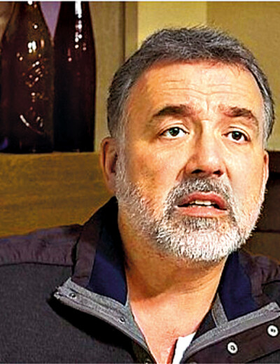 Ani sádra Novotného při natáčení nezastavila!