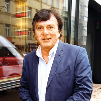 Trávníček našel klid u mladé manželky