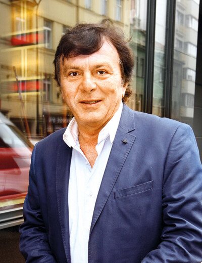 Trávníček našel klid u mladé manželky