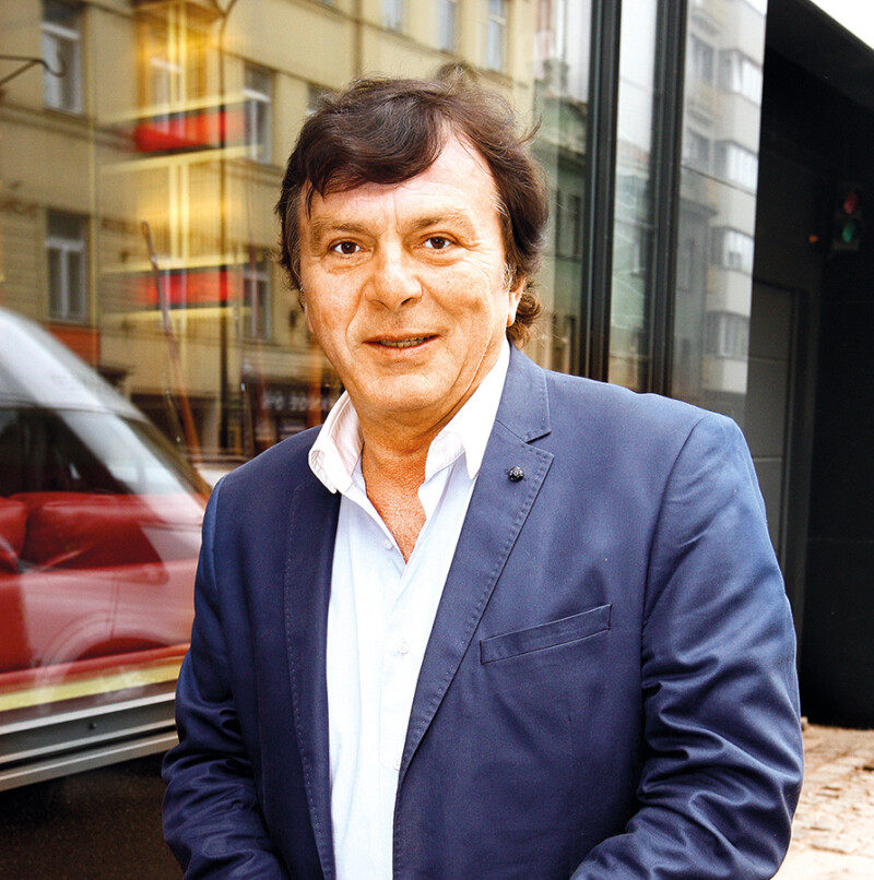 Trávníček našel klid u mladé manželky