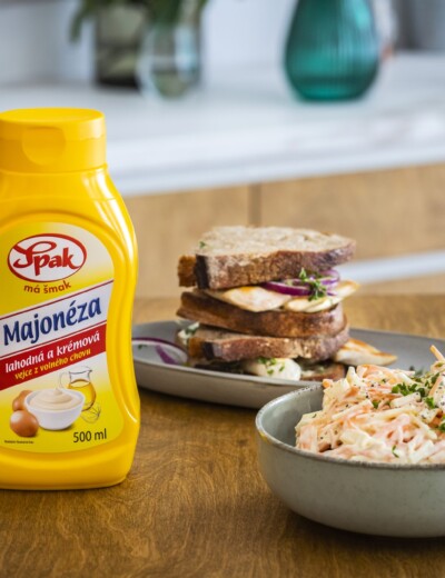 Rustikální sendvič s kuřecím masem a salátem coleslaw