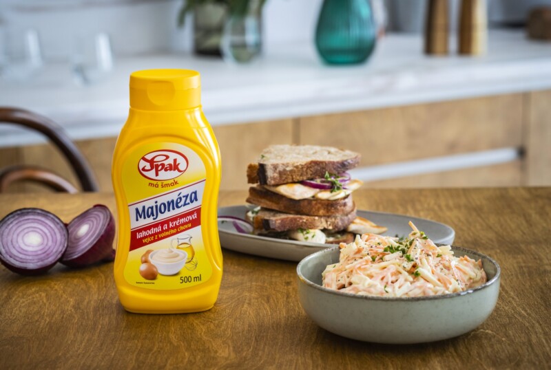 Rustikální sendvič s kuřecím masem a salátem coleslaw