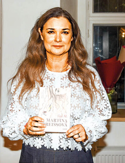 Drží si Preissová manžela od těla?