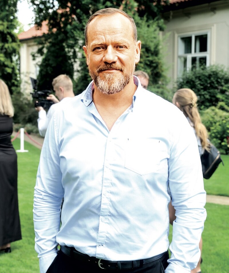 Našel si Blažek za manželku blond náhradu?