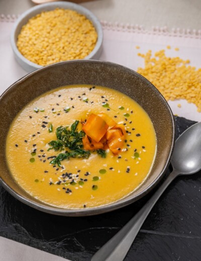 Polévka ze žluté čočky se sezamem