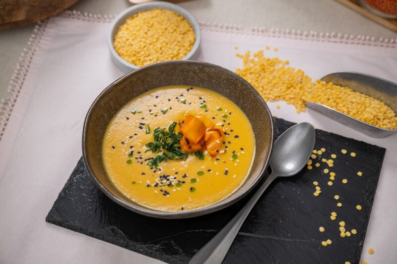 Polévka ze žluté čočky se sezamem