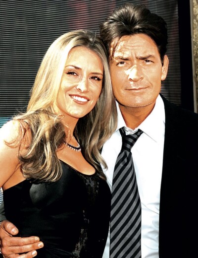 Charlie Sheen a Broeke Mueller prožili manželství plné alkoholu a tvrdých drog
