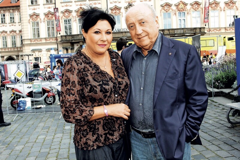 Láska a vřelost k Patrasové jen naoko?