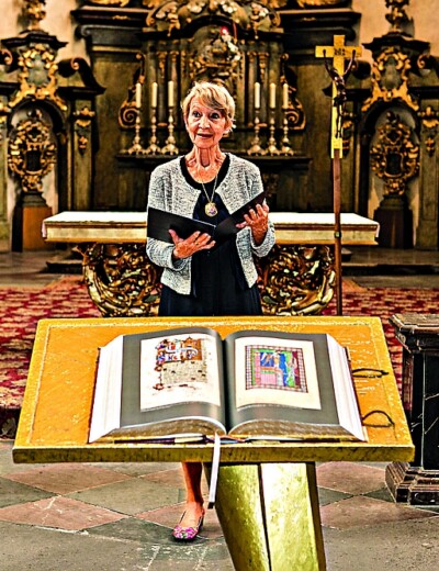 Daniela Kolářová s Biblí za desítky tisíc!